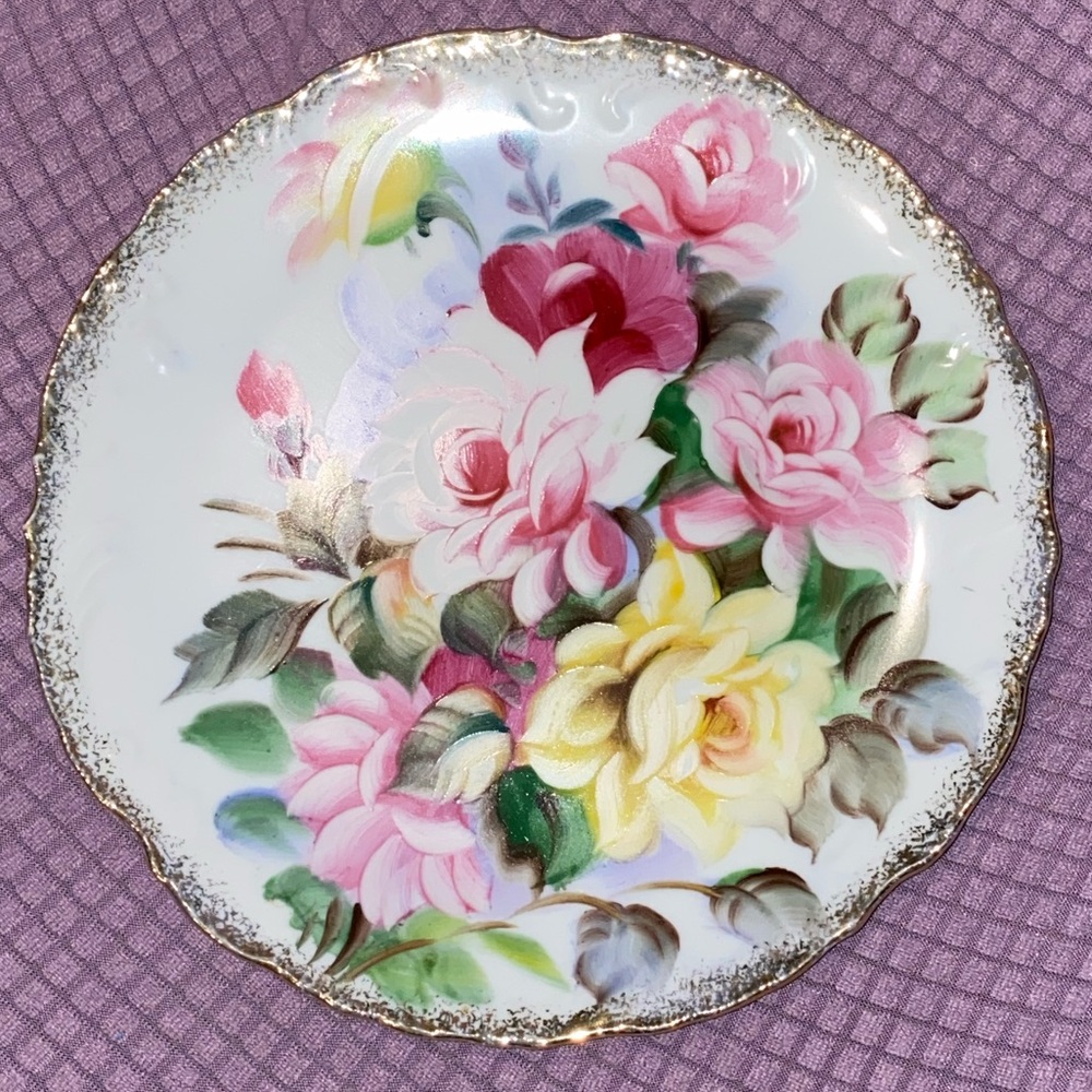ANTIQUE HAND PAINTED HANGING WALL PLATE GOLD GUILT PINK YELLOW ROSES BOUQUET
